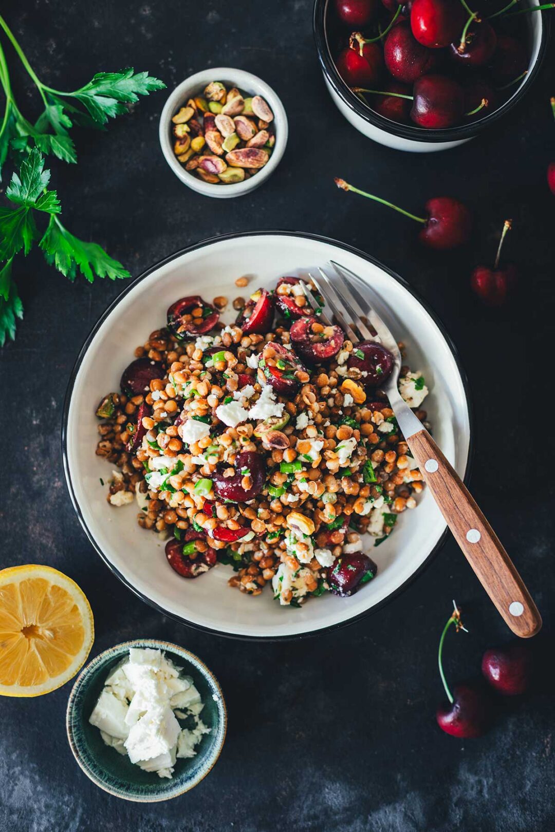 Sommerlicher Linsensalat mit Kirschen ist fruchtig, leicht und in nur 10 Minuten fertig. Das perfekte Rezept für heiße Tage, einfach und so lecker! | moeyskitchen.com