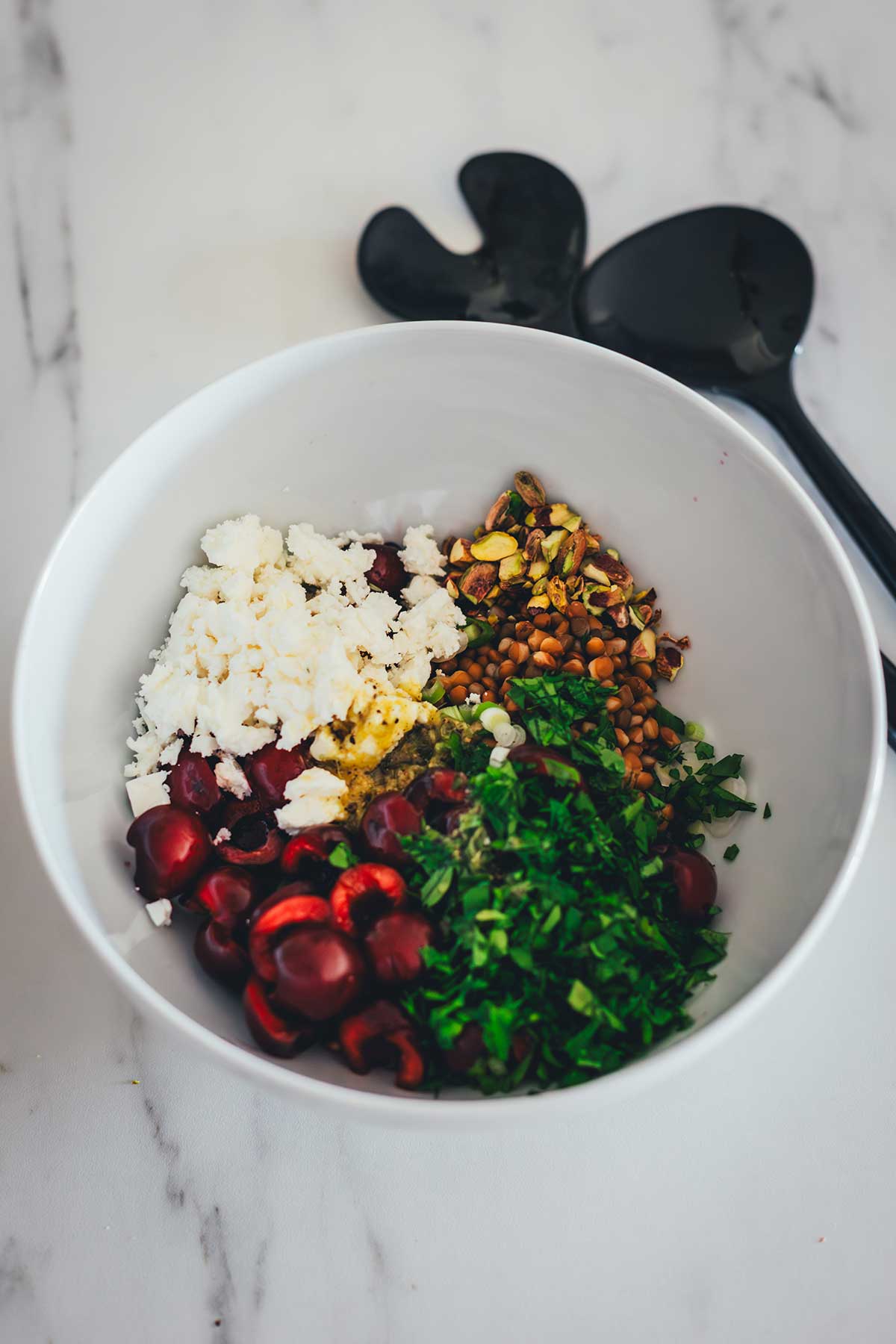 Sommerlicher Linsensalat mit Kirschen ist fruchtig, leicht und in nur 10 Minuten fertig. Das perfekte Rezept für heiße Tage, einfach und so lecker! | moeyskitchen.com