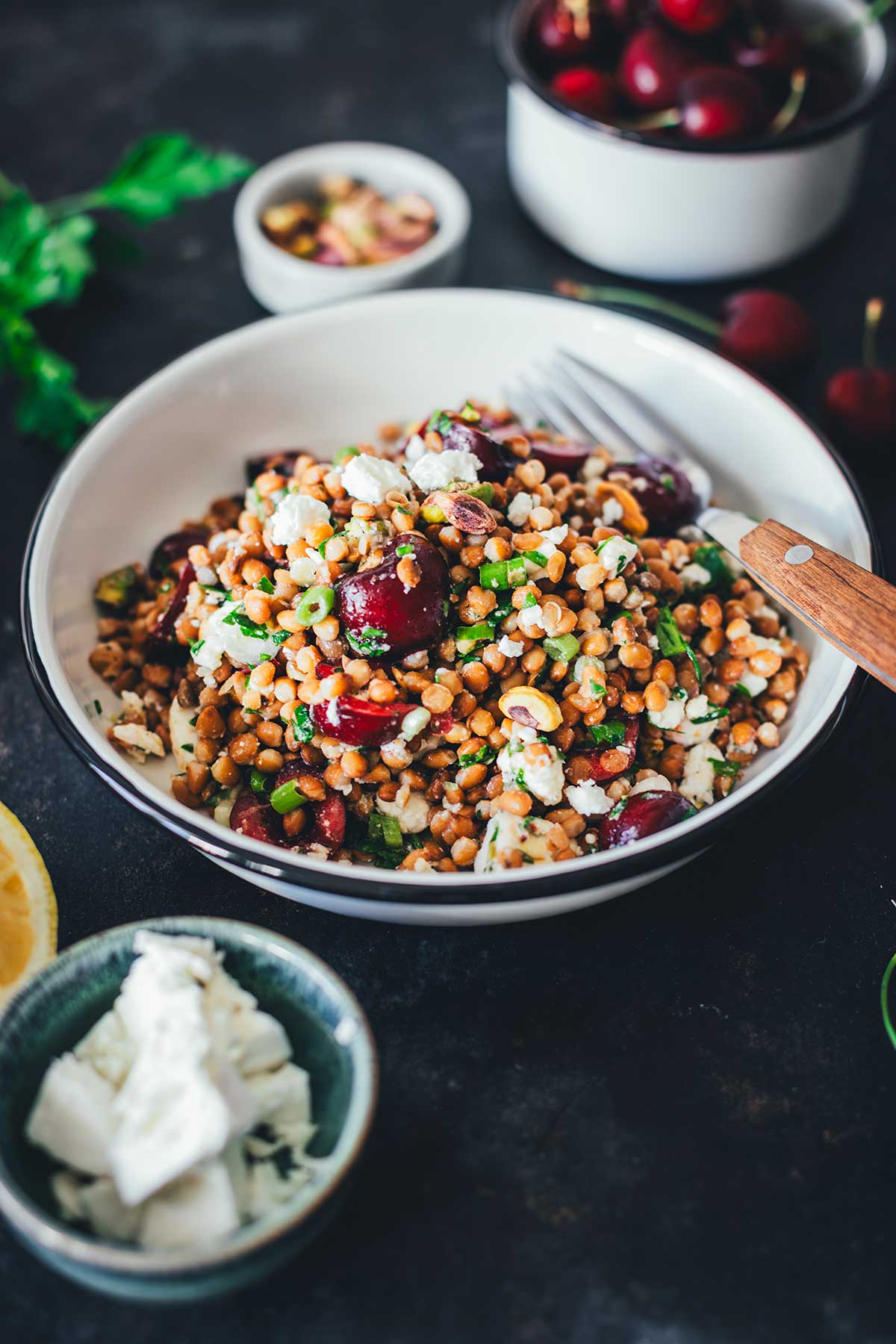 Sommerlicher Linsensalat mit Kirschen ist fruchtig, leicht und in nur 10 Minuten fertig. Das perfekte Rezept für heiße Tage, einfach und so lecker! | moeyskitchen.com