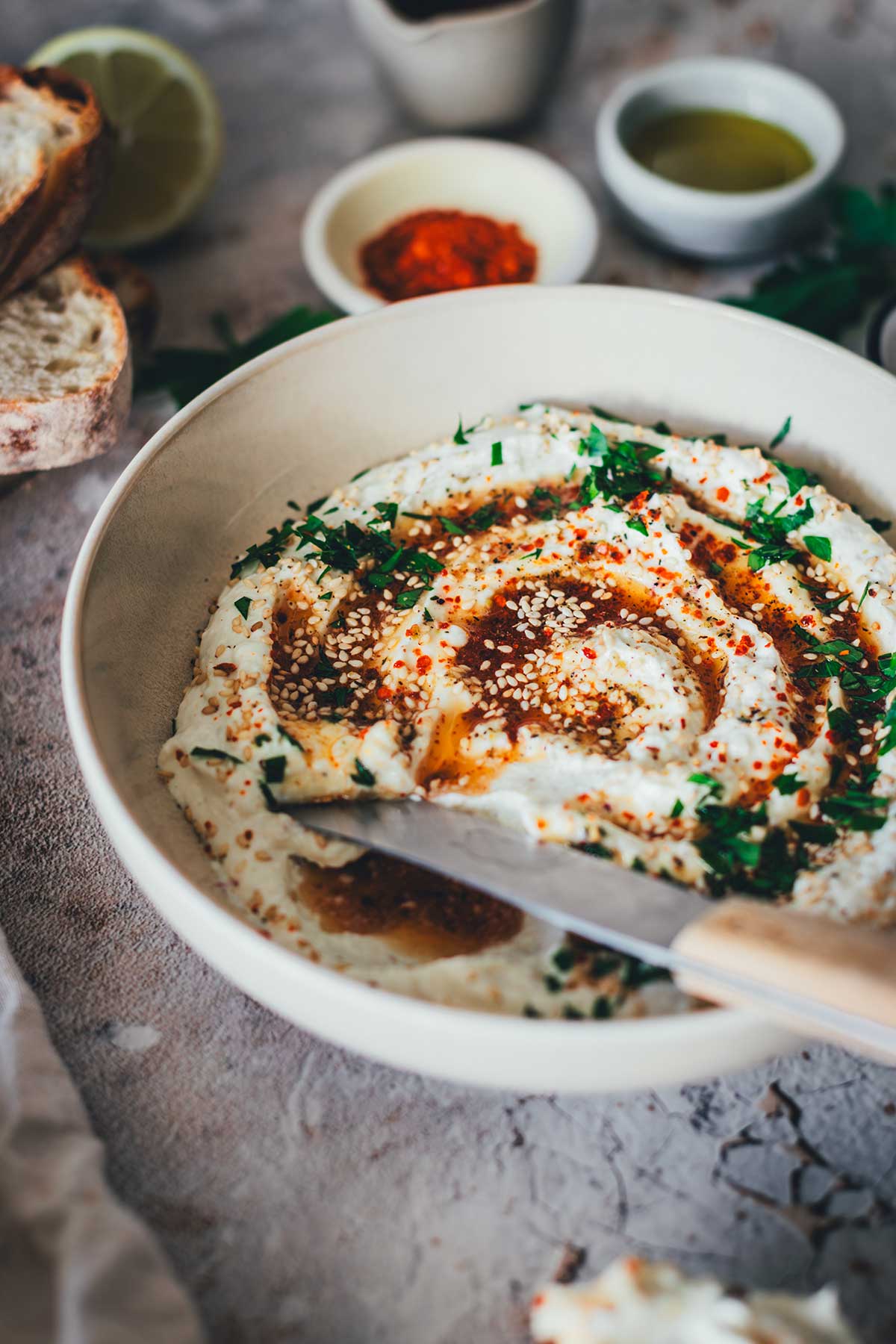 Whipped Feta mit Hot Honey ist ein orientalisch angehauchter Dip und perfekt für den Sommer – mit Feta, Frischkäse und Joghurt, dazu Honig mit Chili. Serviert mit Sesam, Chili und Petersilie. | moeyskitchen.com