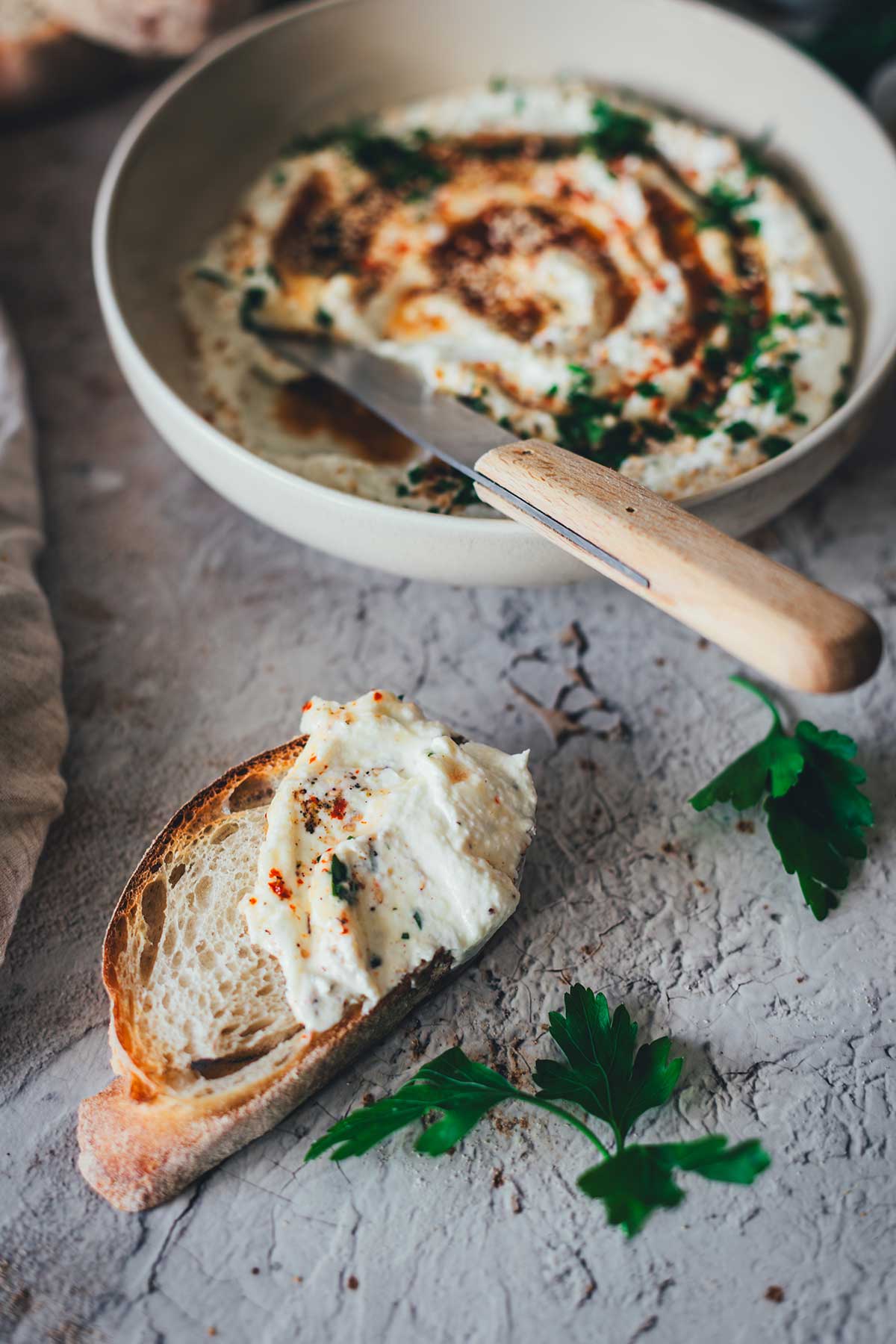 Whipped Feta mit Hot Honey ist ein orientalisch angehauchter Dip und perfekt für den Sommer – mit Feta, Frischkäse und Joghurt, dazu Honig mit Chili. Serviert mit Sesam, Pistazienkernen und Petersilie. | moeyskitchen.com