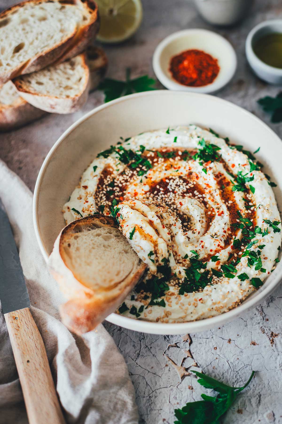 Whipped Feta mit Hot Honey ist ein orientalisch angehauchter Dip und perfekt für den Sommer – mit Feta, Frischkäse und Joghurt, dazu Honig mit Chili. Serviert mit Sesam, Pistazienkernen und Petersilie. | moeyskitchen.com