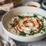 Whipped Feta mit Hot Honey ist ein orientalisch angehauchter Dip und perfekt für den Sommer – mit Feta, Frischkäse und Joghurt, dazu Honig mit Chili. Serviert mit Sesam, Pistazienkernen und Petersilie. | moeyskitchen.com