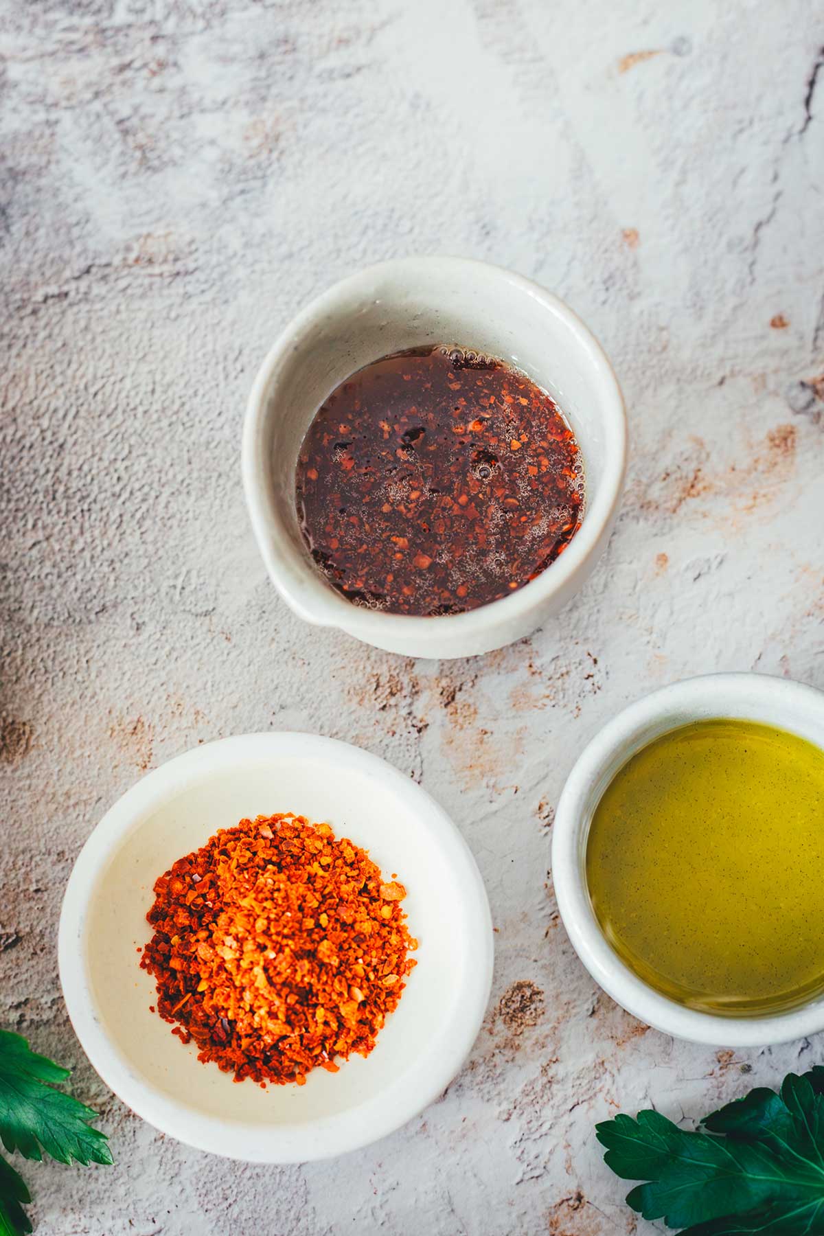 Whipped Feta mit Hot Honey ist ein orientalisch angehauchter Dip und perfekt für den Sommer – mit Feta, Frischkäse und Joghurt, dazu Honig mit Chili. Serviert mit Sesam, Pistazienkernen und Petersilie. | moeyskitchen.com