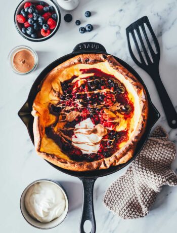 Dutch Baby Rezept für fluffigen Ofenpfannkuchen. Außen knusprig, innen weich, wie ein großer Pancake. Mit Beeren, Ahornsirup und Mandelmus. | moeyskitchen.com