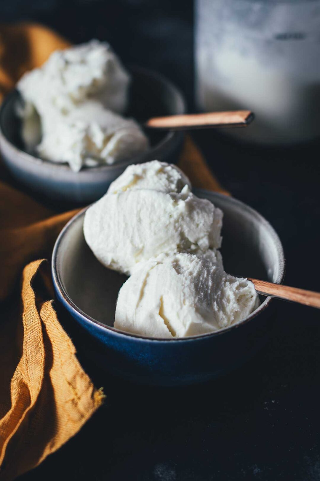 Cremiges Vanilleeis ohne Ei ganz einfach selber machen: ein gelingsicheres Rezept für Ninja Creami und klassische Eismaschine – vollmundig, cremig und lecker. | moeyskitchen.com