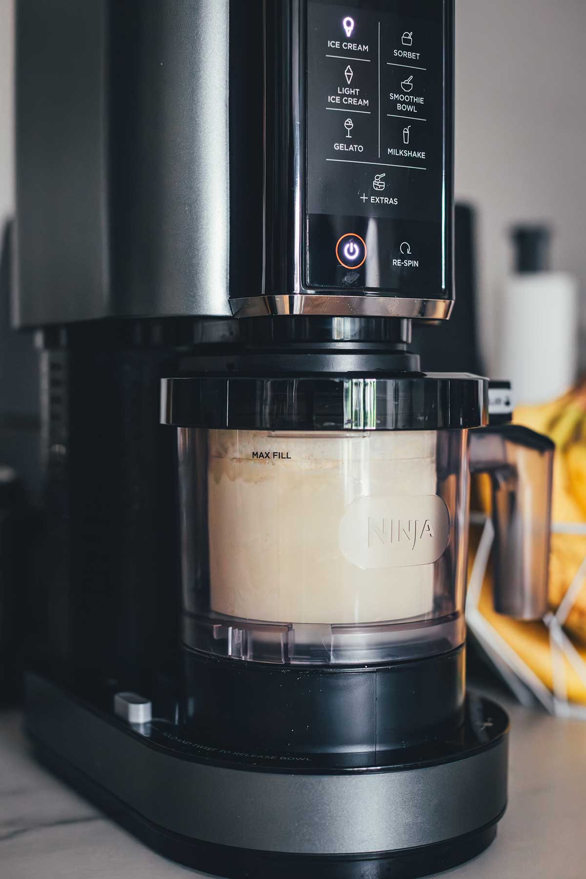 Cremiges Vanilleeis ohne Ei ganz einfach selber machen: ein gelingsicheres Rezept für Ninja Creami und klassische Eismaschine – vollmundig, cremig und lecker. | moeyskitchen.com