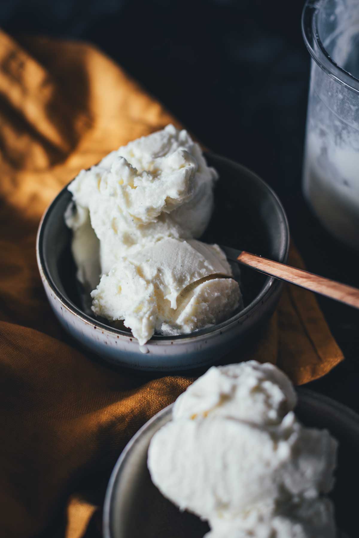 Cremiges Vanilleeis ohne Ei ganz einfach selber machen: ein gelingsicheres Rezept für Ninja Creami und klassische Eismaschine – vollmundig, cremig und lecker. | moeyskitchen.com