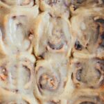 Topshot und detailreiche Nahaufnahme von einer Backform mit Apfel-Zimtschnecken | moeyskitchen.com