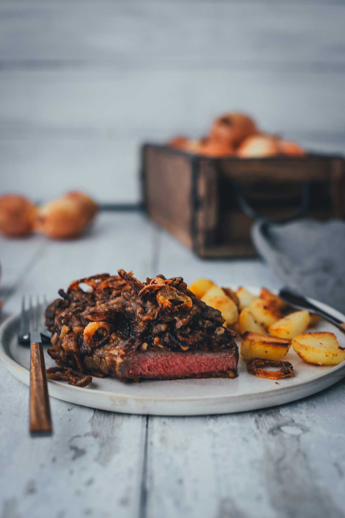 Angeschnittener Zwiebelrostbraten mit rosa gebratenem Steak, Sauce und Bratkartoffeln | moeyskitchen.com