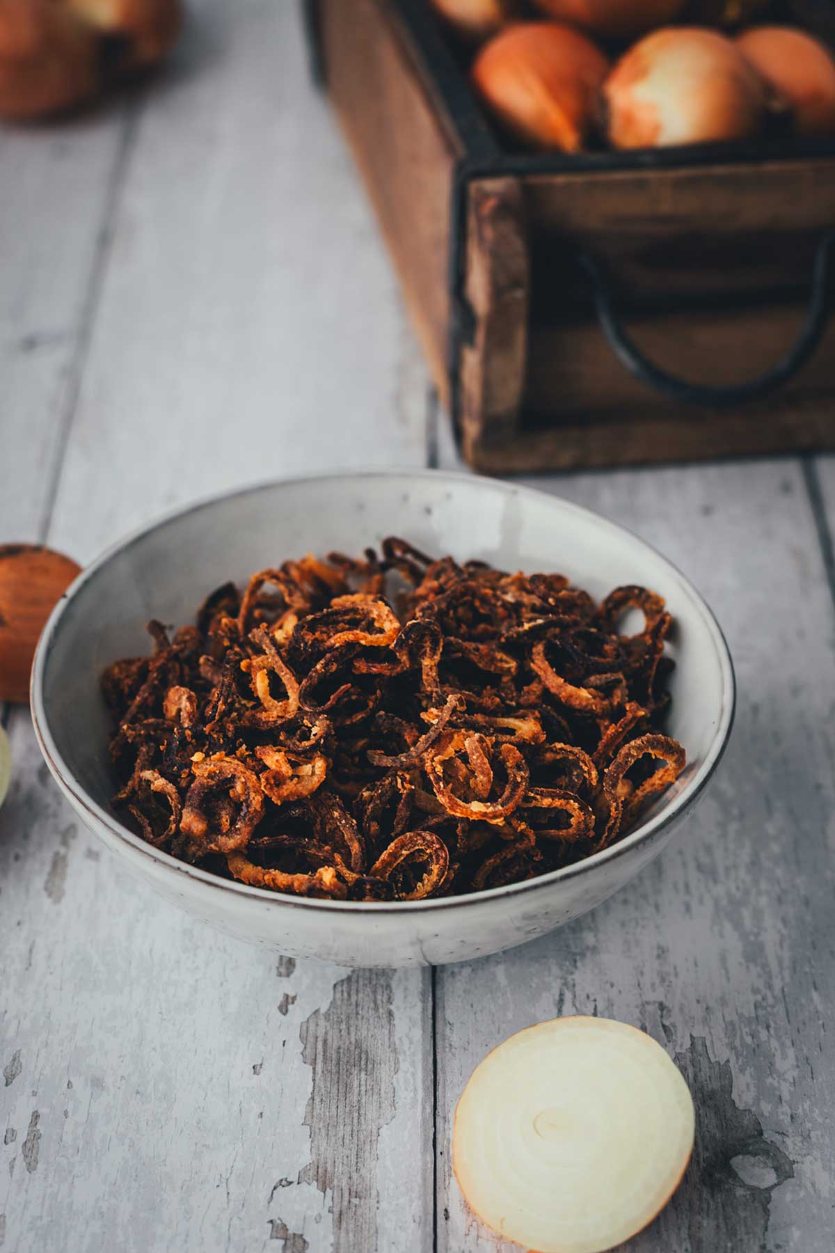 Schüssel mit frisch gebratenen Röstzwiebeln – knusprige Zutat für Zwiebelrostbraten | moeyskitchen.com