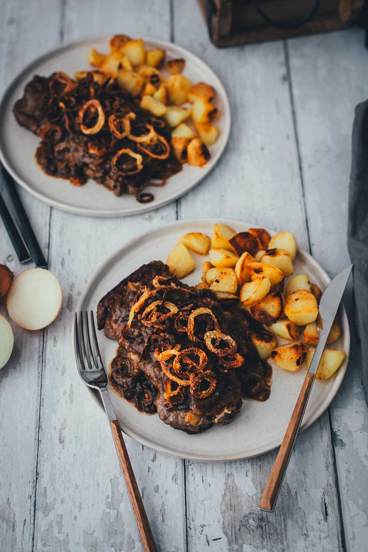 Topshot von Zwiebelrostbraten mit Bratkartoffeln und knusprigen Röstzwiebeln | moeyskitchen.com