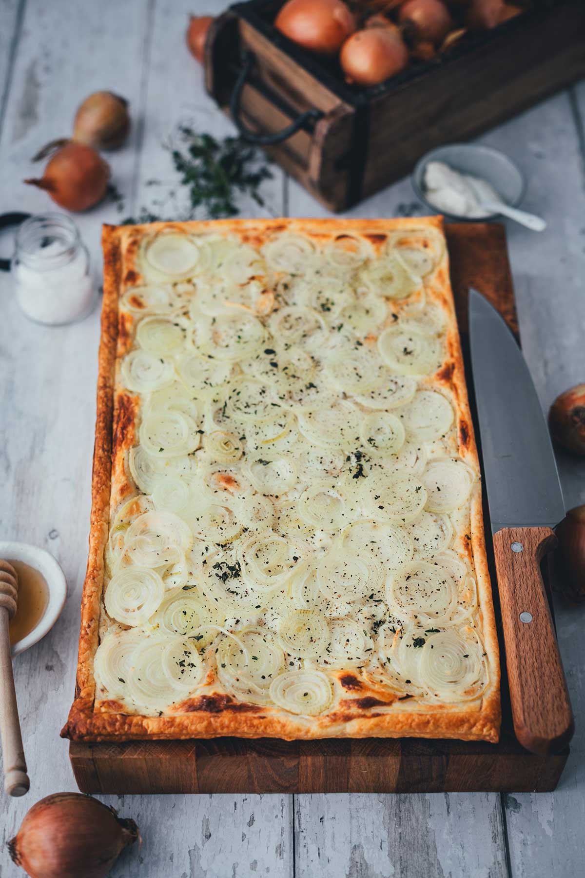 Frisch gebackene Zwiebeltarte aus Blätterteig mit Zwiebelringen und Thymian | moeyskitchen.com