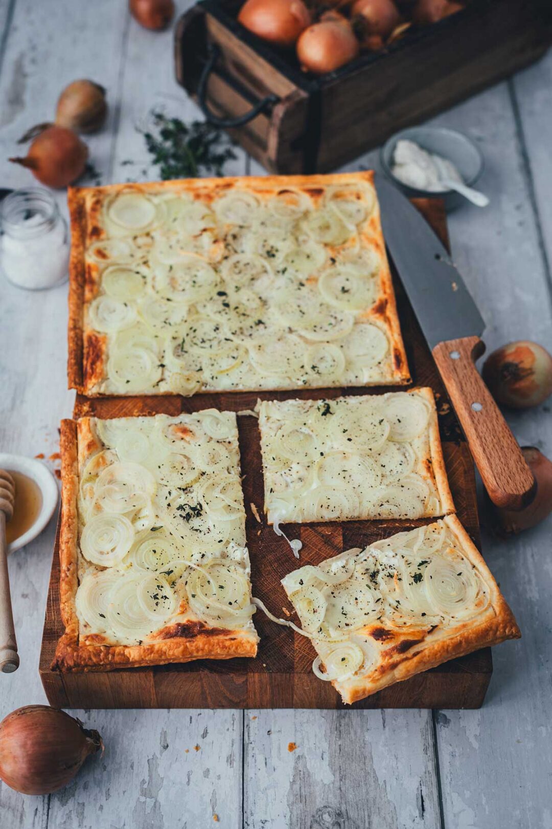 Zwiebeltarte aus Blätterteig, in Stücke geschnitten und servierbereit | moeyskitchen.com