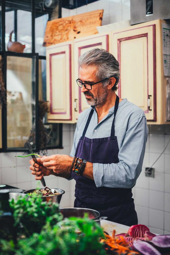 Koch Pascal Barnouin in seiner Küche in Avignon beim Gemüseschneiden, Reportage Provence | moeyskitchen.com