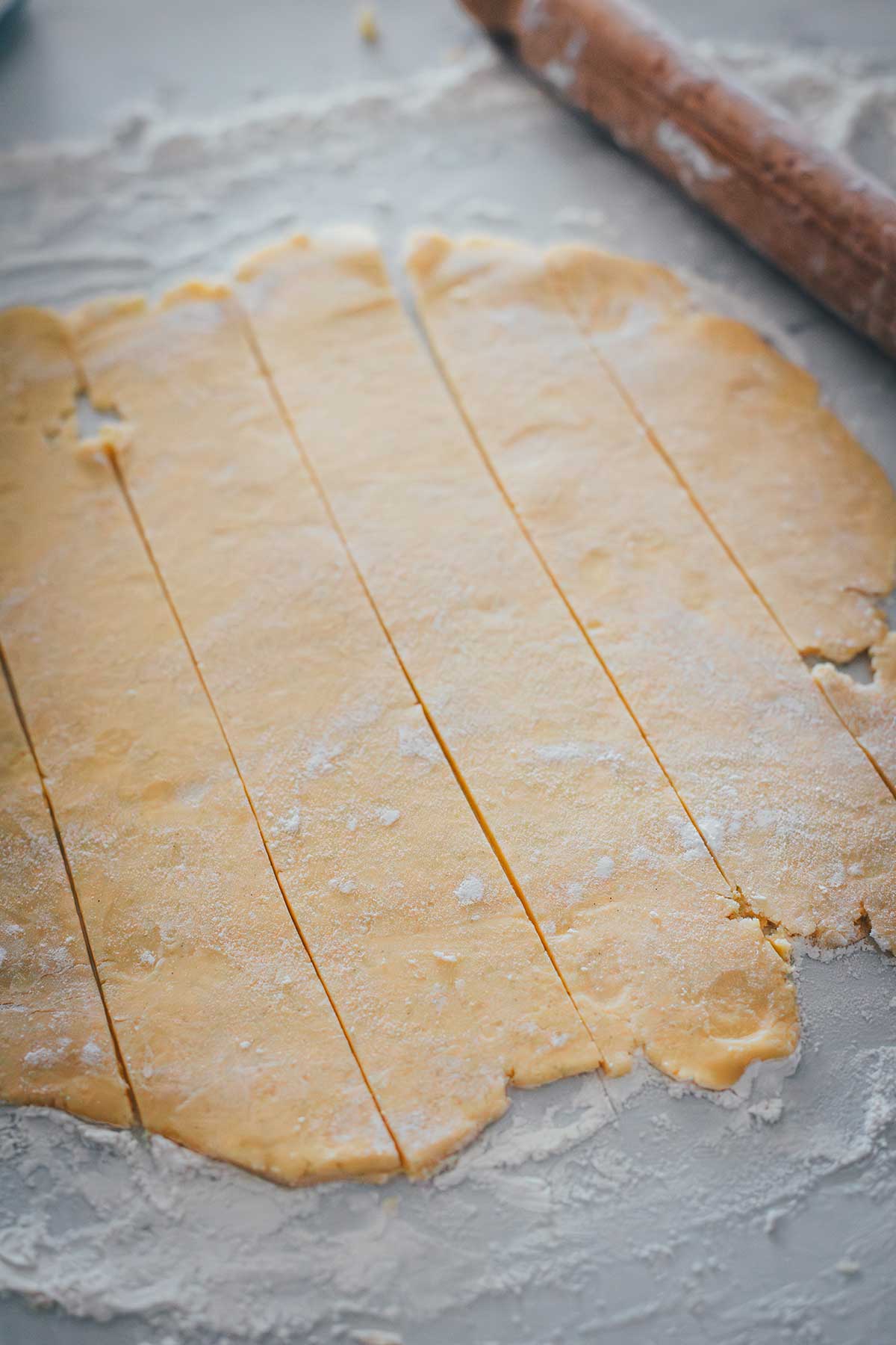 Ausgerollter und in Streifen geschnittener Teig für den niederländischen Apfelkuchen | moeyskitchen.com
