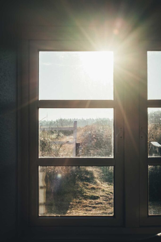 Aussicht aus dem Fenster vom Bauernhaus in die Dünen im Sonnenaufgang | moeyskitchen.com