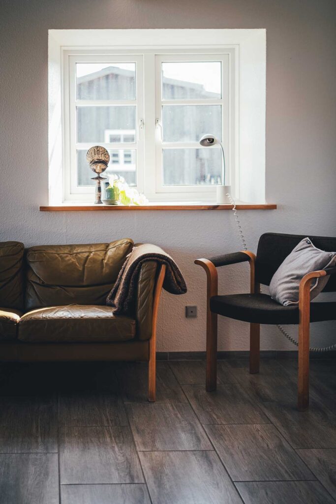 Das Wohnzimmer in einer Wohnung im Bauernhaus von Fjand Badeby mit Vintage-Möbeln | moeyskitchen.com