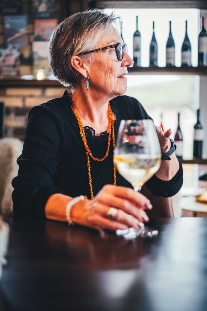 Birgitte vom provencalischen Weinkeller Vores Franske Butik in Fjand mit einem Glas Wein | moeyskitchen.com
