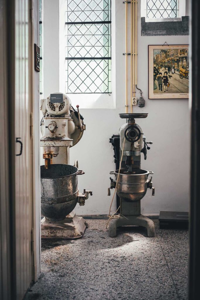 Alte Teigmaschinen in der Brauerei La Trappe Trapist in Brabant, Niederlande | moeyskitchen.com