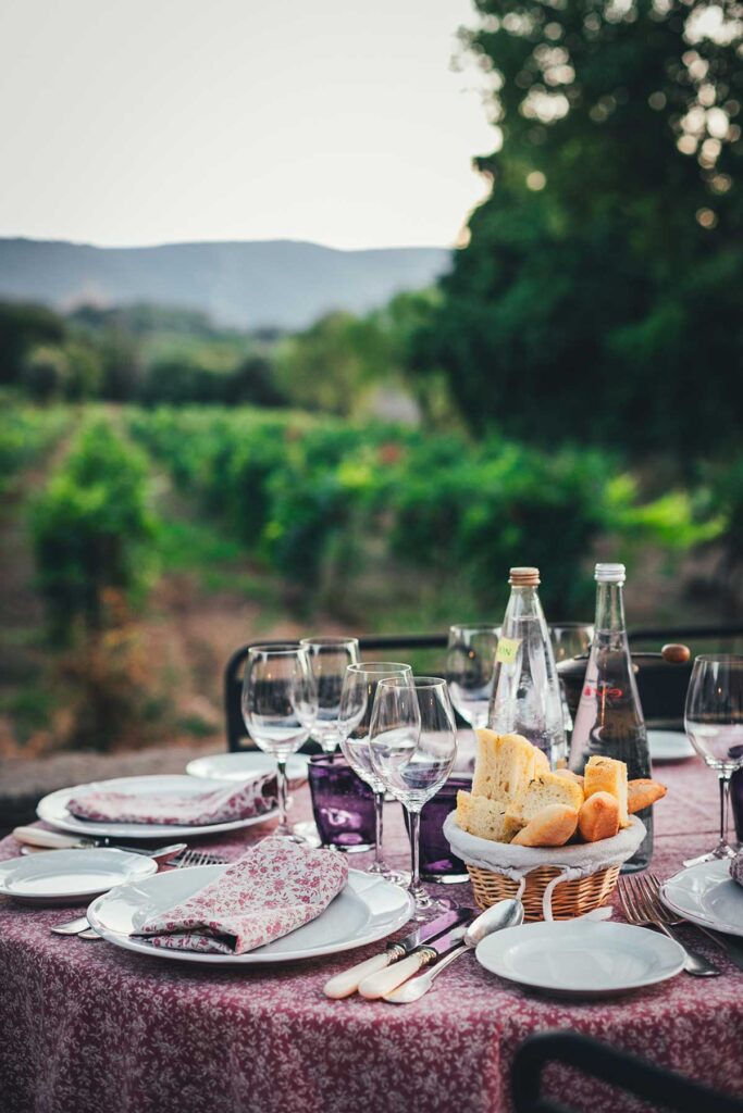 Ein gedeckter Tisch, bereit für ein Dinner in den Weinbergen in der Provence | moeyskitchen.com