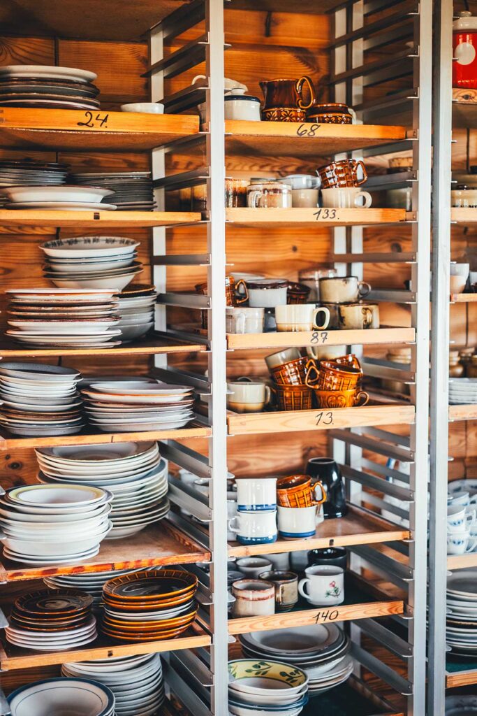Zusammengewürfeltes Geschirr in der Unterkunft Fjand Badeby | moeyskitchen.com