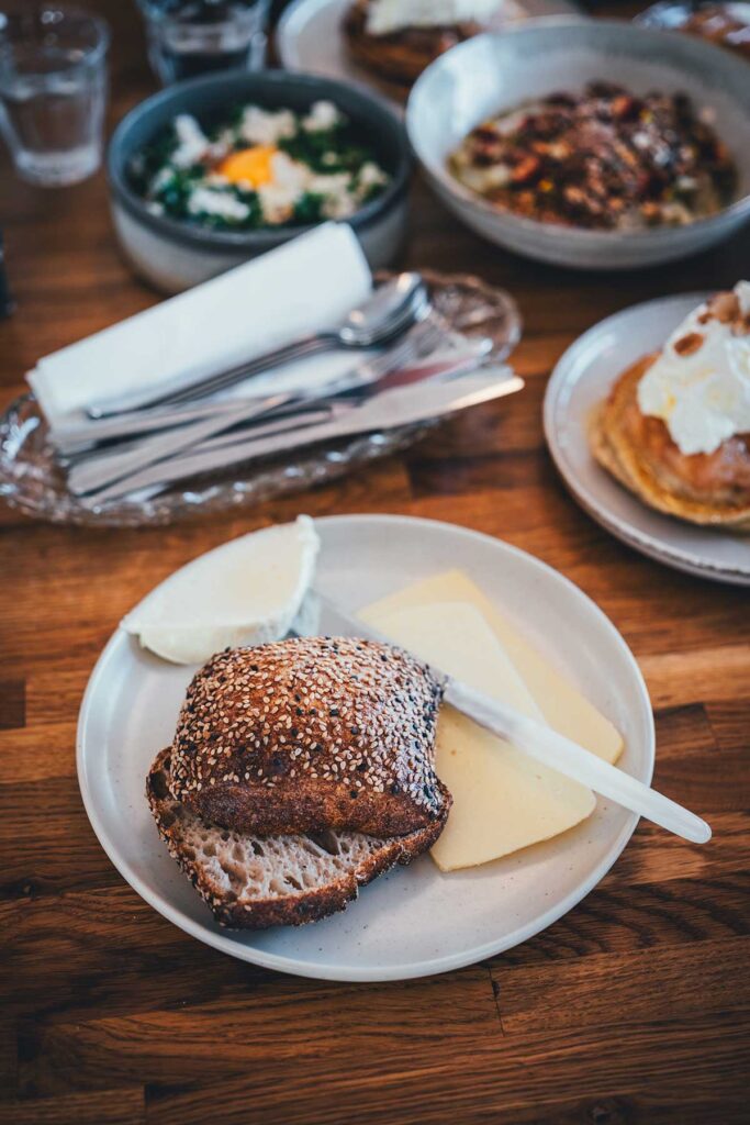 Klassisches dänisches Frühstück mit Brötchen, aufgeschlagener Butter und Käse im Café Brokmans in Lemvig | moeyskitchen.com