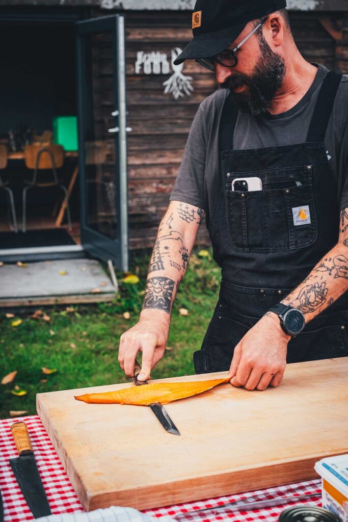 Jesper Krabbe serviert uns in seinem Garten geräucherten Fisch | moeyskitchen.com