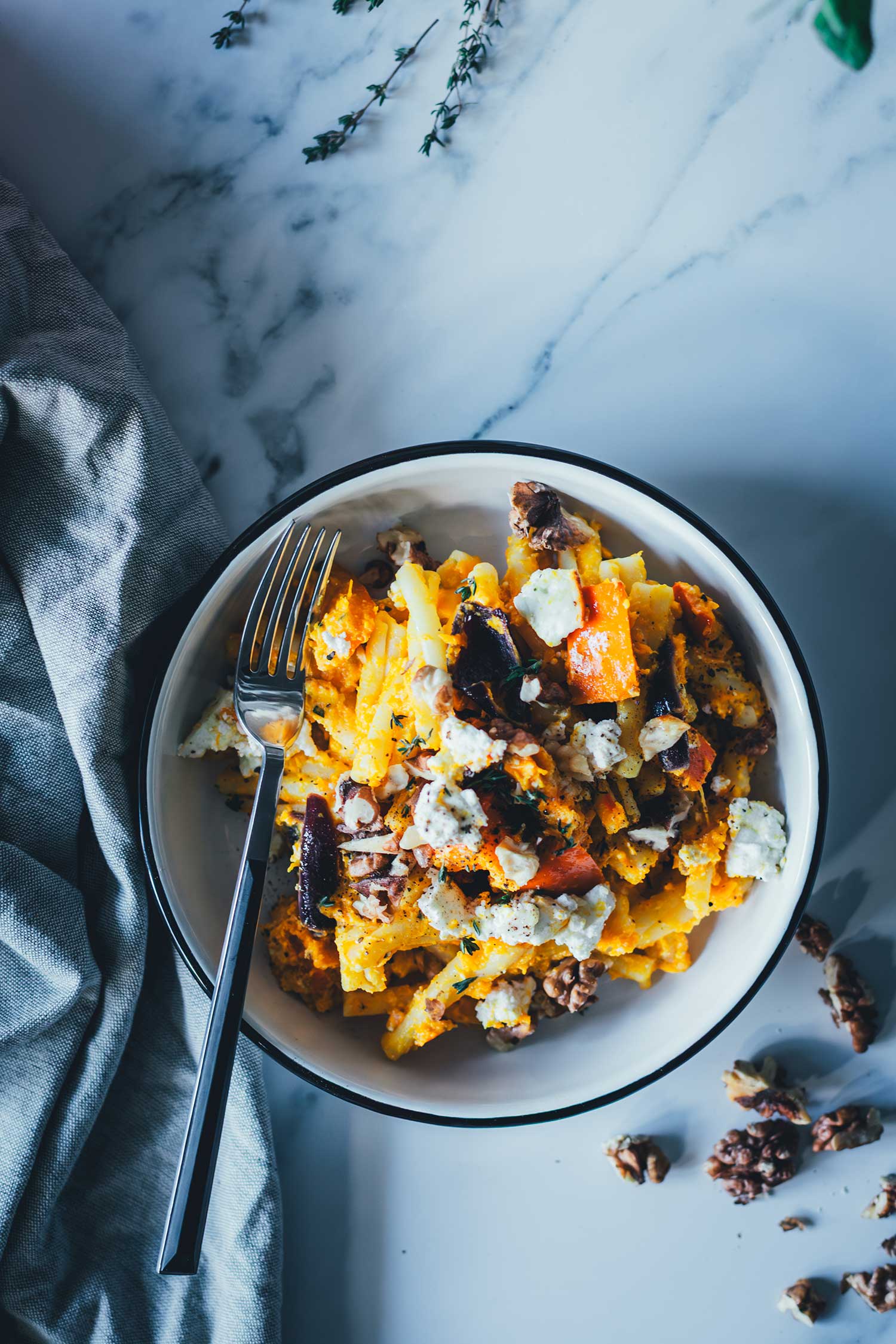 Topshot-Aufnahme eines Tellers mit Kürbis-Feta-Pasta auf einem tiefen Teller | moeyskitchen.com
