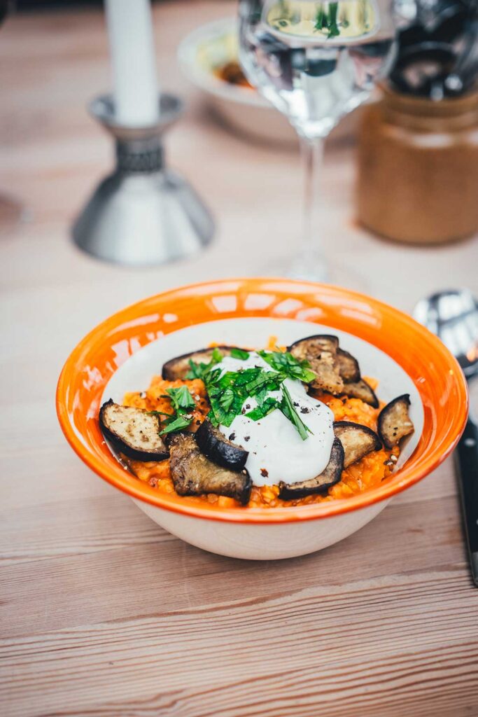 Linsen-Dal mit regionalen Auberginen zubereitet von Jesper in Fjand Badeby | moeyskitchen.com