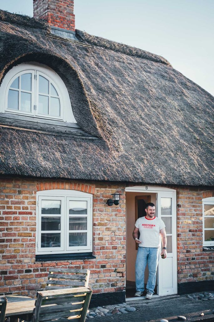 Sascha vor dem Bauernhaus von Fjand Badeby | moeyskitchen.com