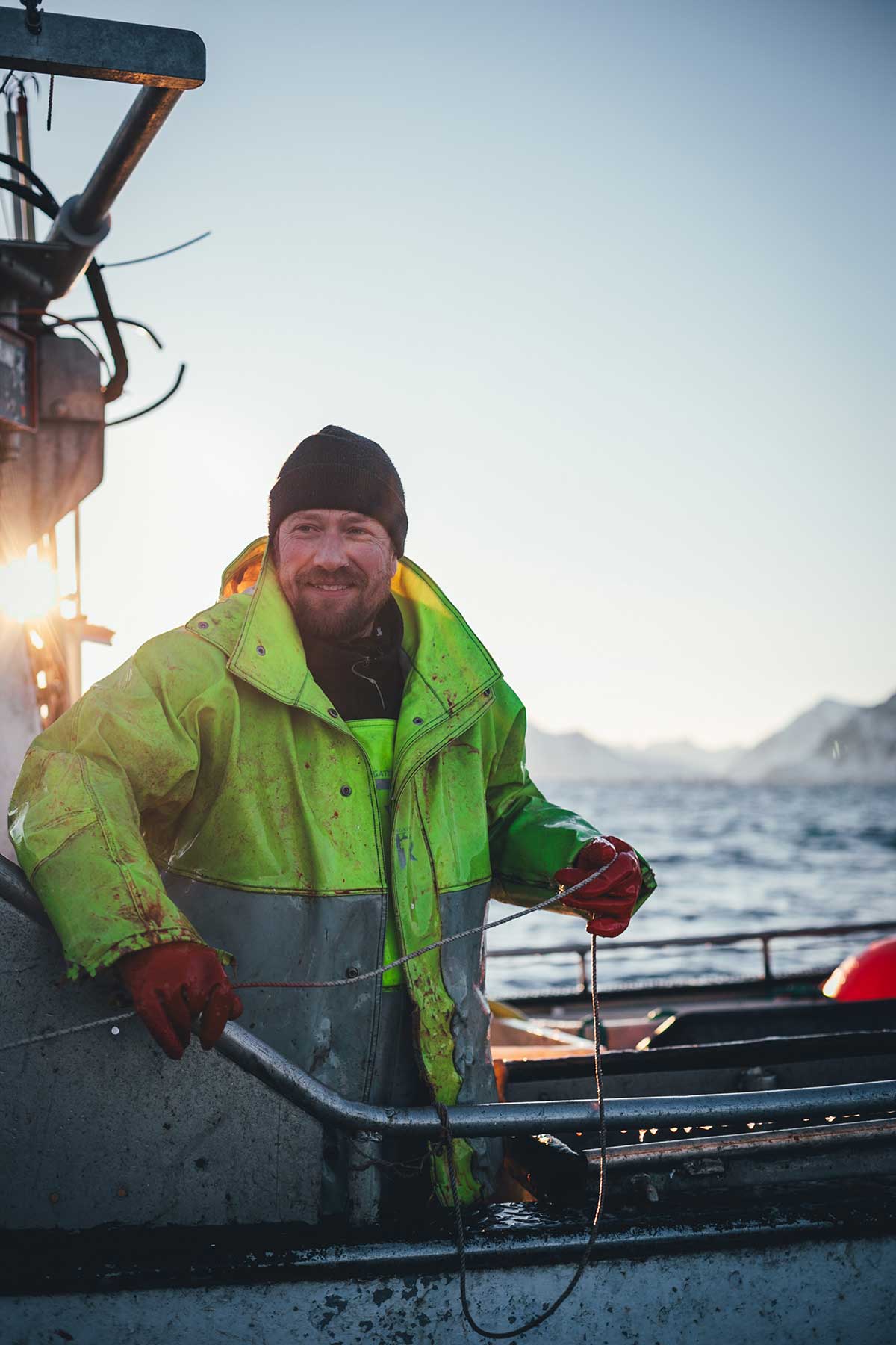 Ein Skrei-Fischer auf seinem Fischerboot am frühen Morgen zum saisonalen Skrei-Fang für meine Reportage | moeyskitchen.com