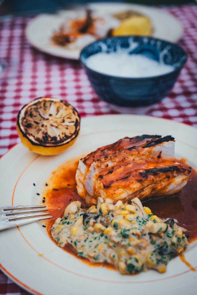 Das Hauptgericht von Jesper Krabbe mit dry-aged Seeteufel Yakitori, Kimchi-Sauce, Creamed Corn und gegrillter Zitrone | moeyskitchen.com