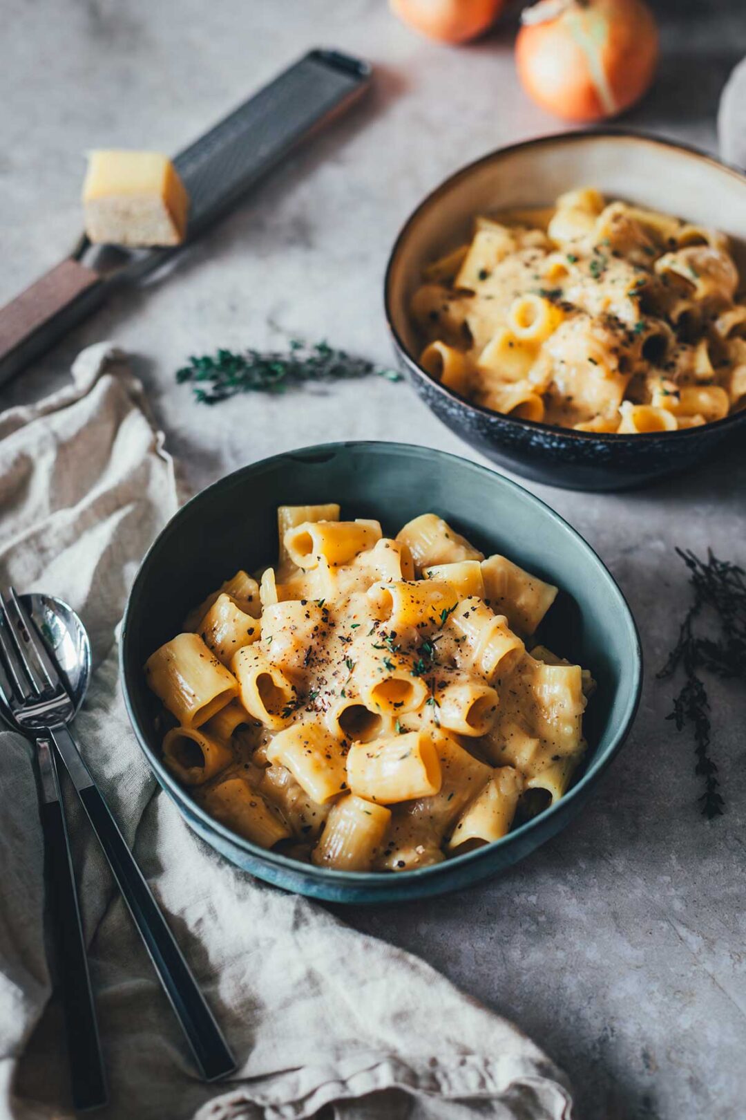 Zwei tiefe Teller mit einem cremigen Pastagericht serviert: French Onion Pasta | moeyskitchen.com