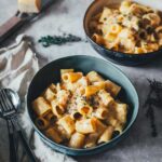 Zwei tiefe Teller mit einem cremigen Pastagericht serviert: French Onion Pasta | moeyskitchen.com