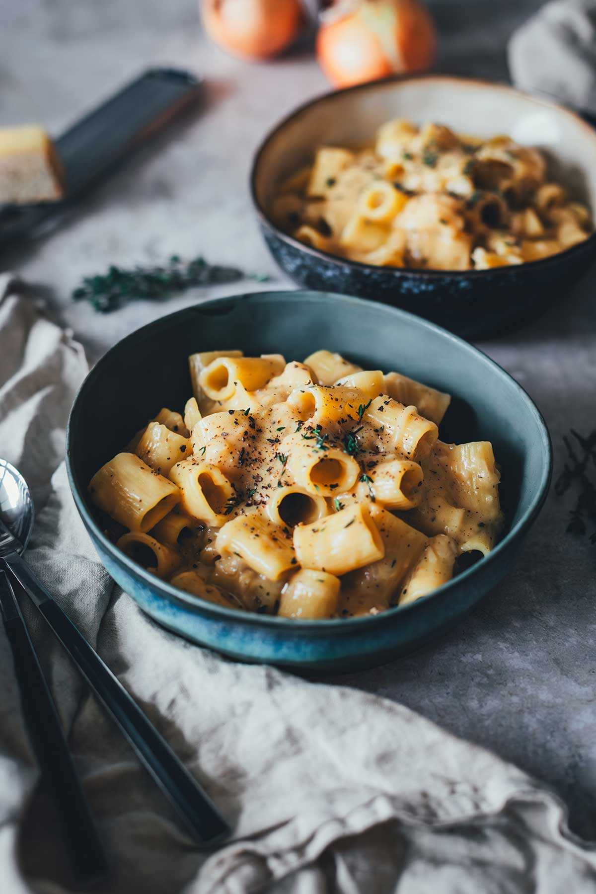 Seitliche Aufnahme von zwei mit French Onion Pasta gefüllten Schüsseln | moeyskitchen.com