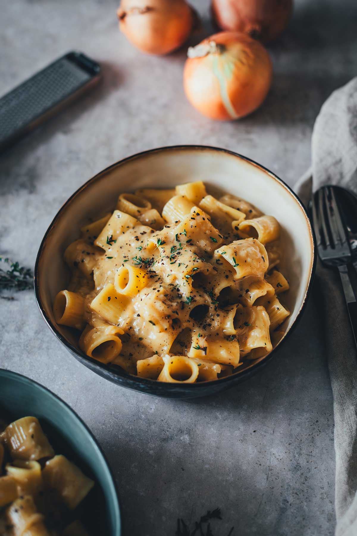 Seitliche Aufnahme eines Tellers, gefüllt mit cremiger French Onion Pasta | moeyskitchen.com