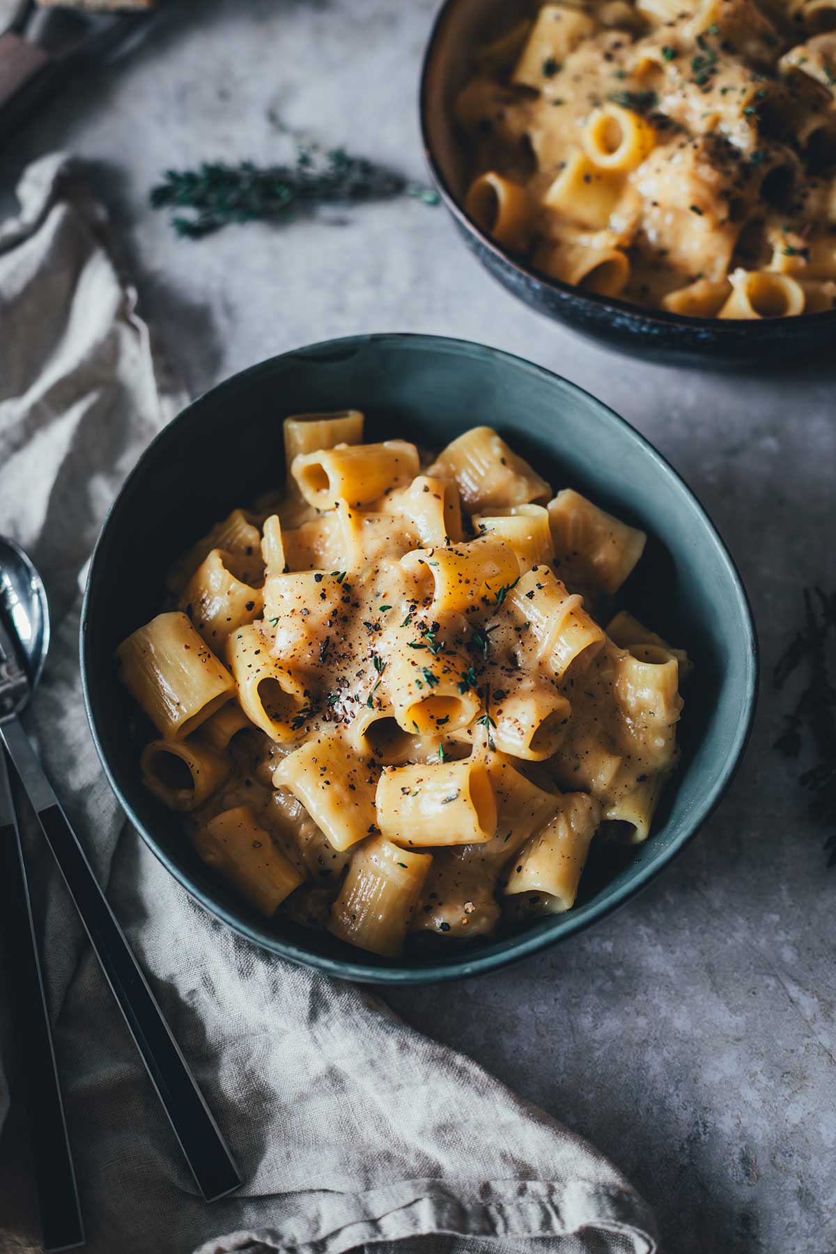 Blick von oben auf einen tiefen Teller, gefüllt mit cremiger, herbstlicher French Onion Pasta – basierend auf dem Rezept für französische Zwiebelsuppe als One-Pot-Pasta zubereitet | moeyskitchen.com