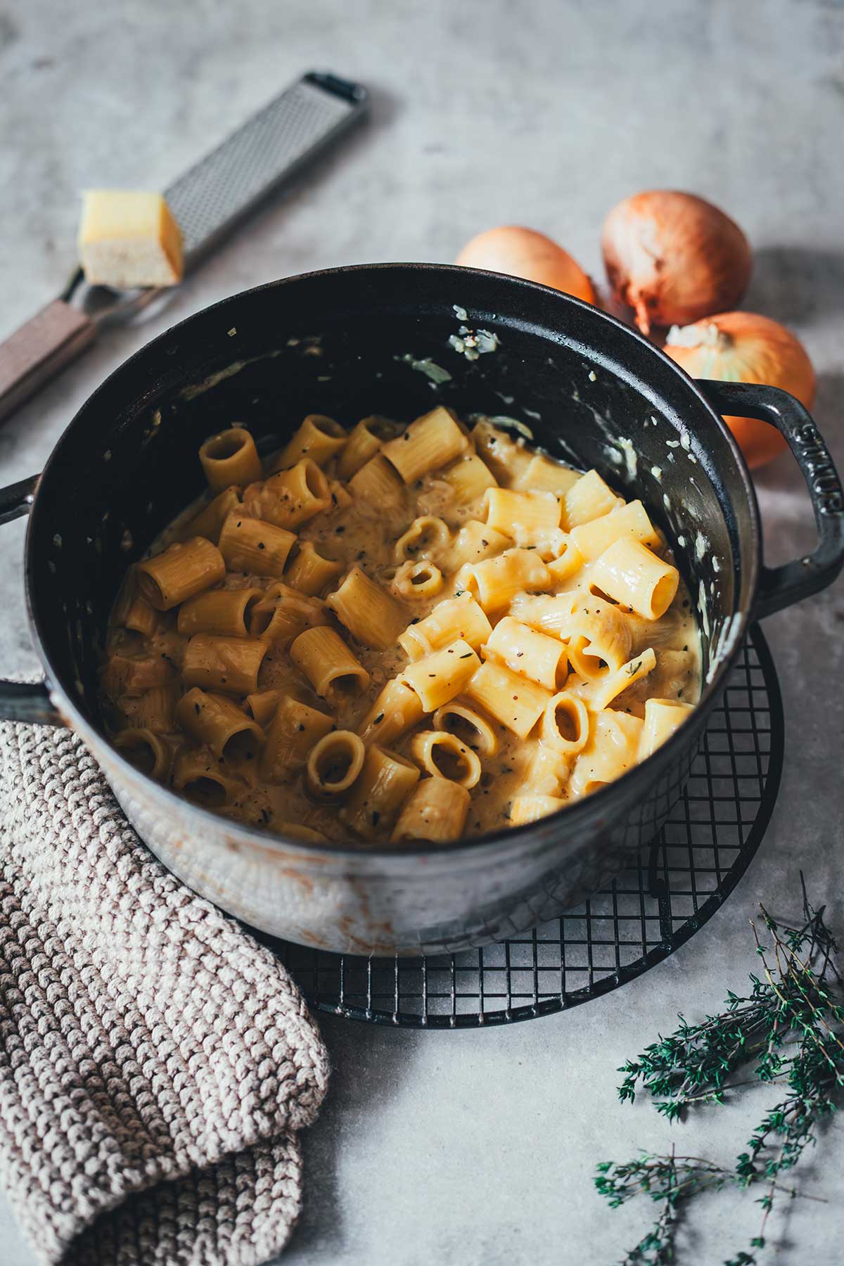 Seitliche Ansicht eines gusseisernen Topfes, gefüllt mit cremiger Pasta für den Herbst | moeyskitchen.com