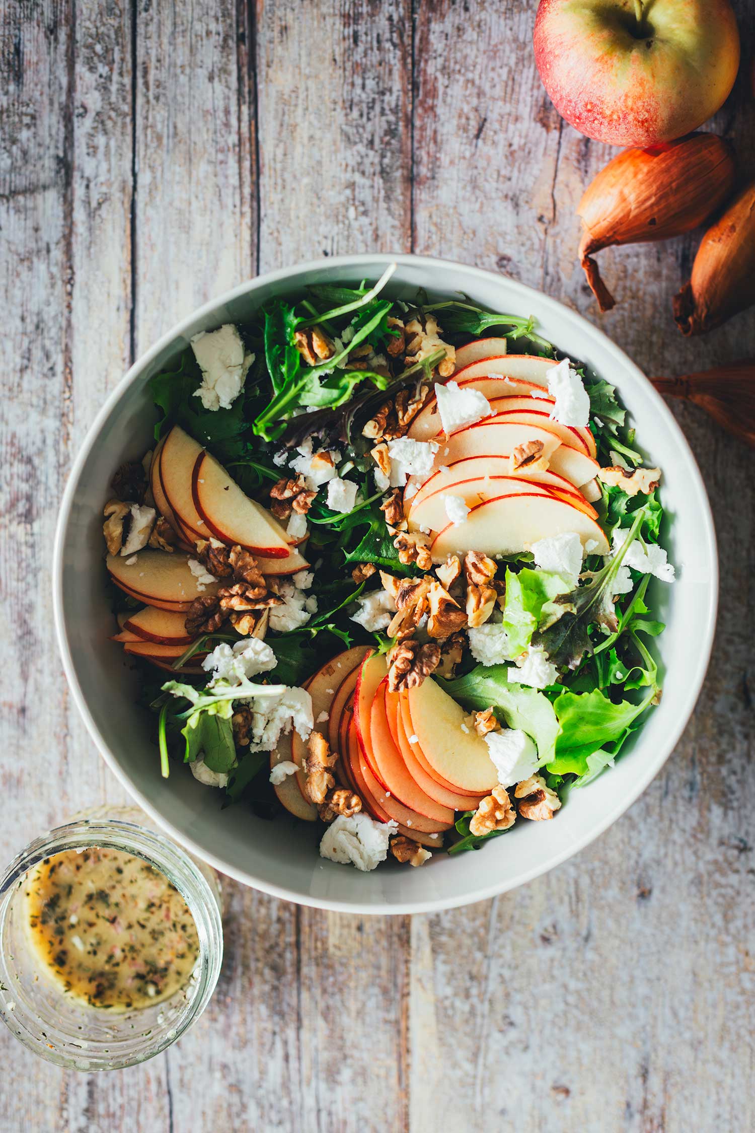 Topshot-Aufnahme vom Herbstsalat in einer Salatschüssel mit Dressing daneben | moeyskitchen.com