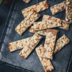Topshot-Nahaufnahme von selbst gebackenem Spekulatius mit Mandeln auf einem Tablett | moyskitchen.com