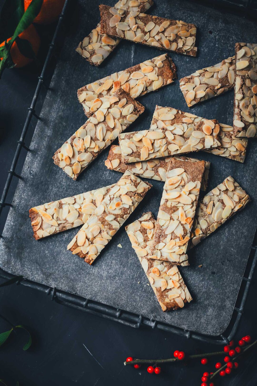 Selbst gemachter Spekulatius – einfach vom Blech. In Stücke geschnitten, mit Mandeln belegt und als Weihnachtskekse serviert | moeyskitchen.com