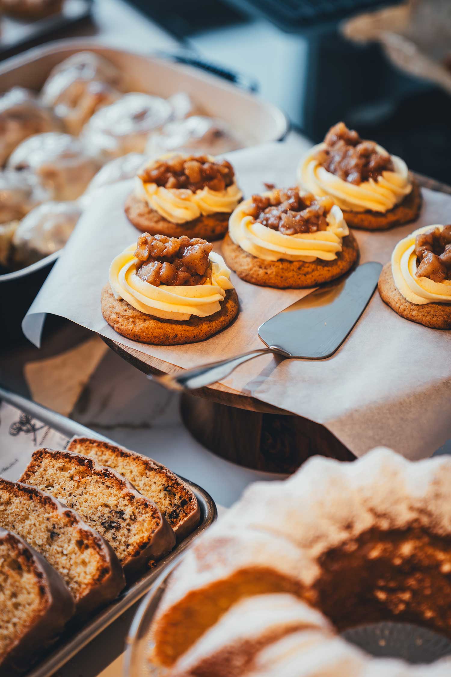 Kuchenbuffet mit verschiedenen Kuchen und in der Mitte den Brown Butter Apple Pie Cookies auf einer Tortenplatte