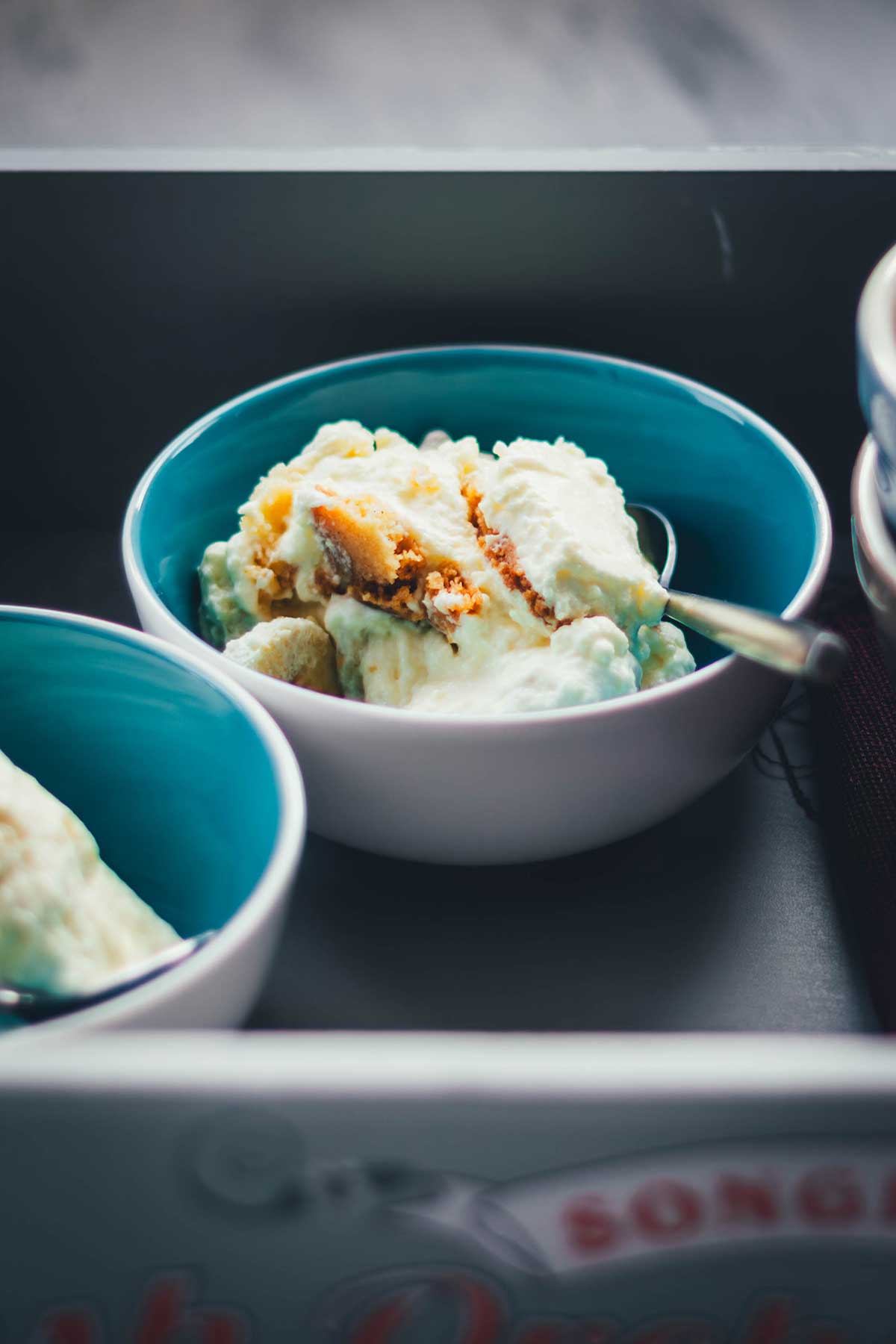 Schüssel mit selbst gemachtem Bananenpudding wie aus der Magnolia Bakery in New York