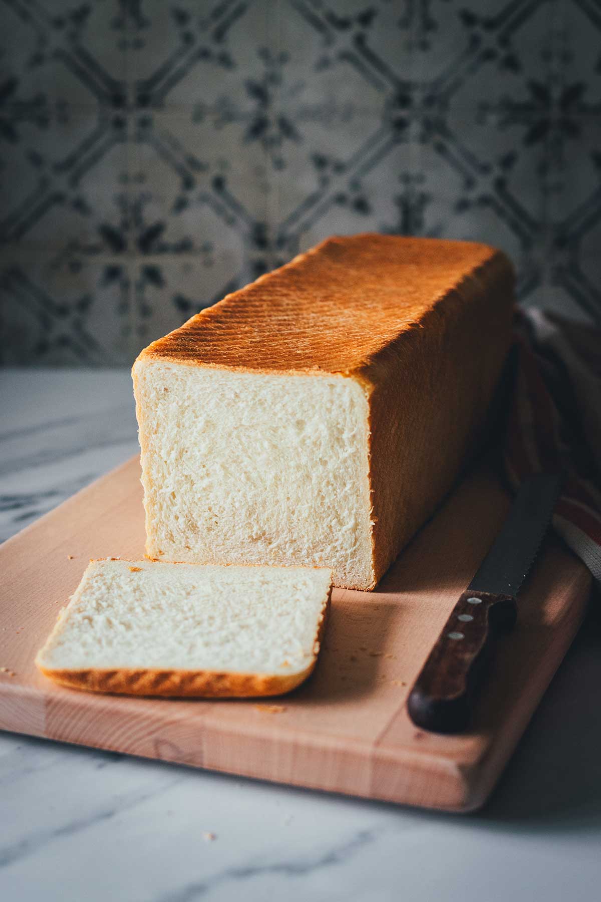 Angeschnittenes selbst gebackenes Toastbrot aus dem Kasten