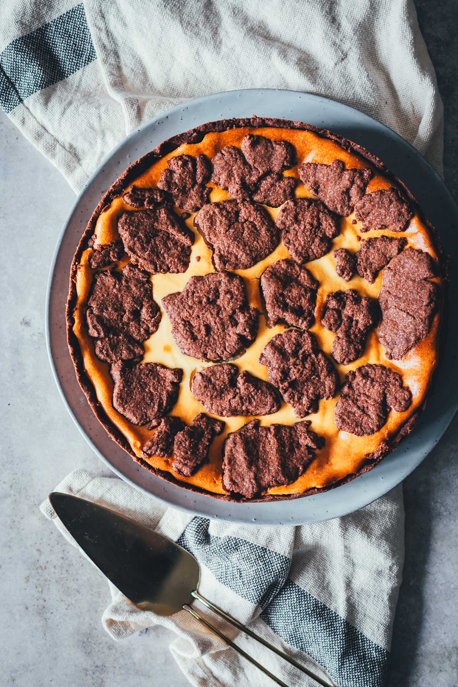 Klassischer russischer Zupfkuchen auf grauem Teller von oben