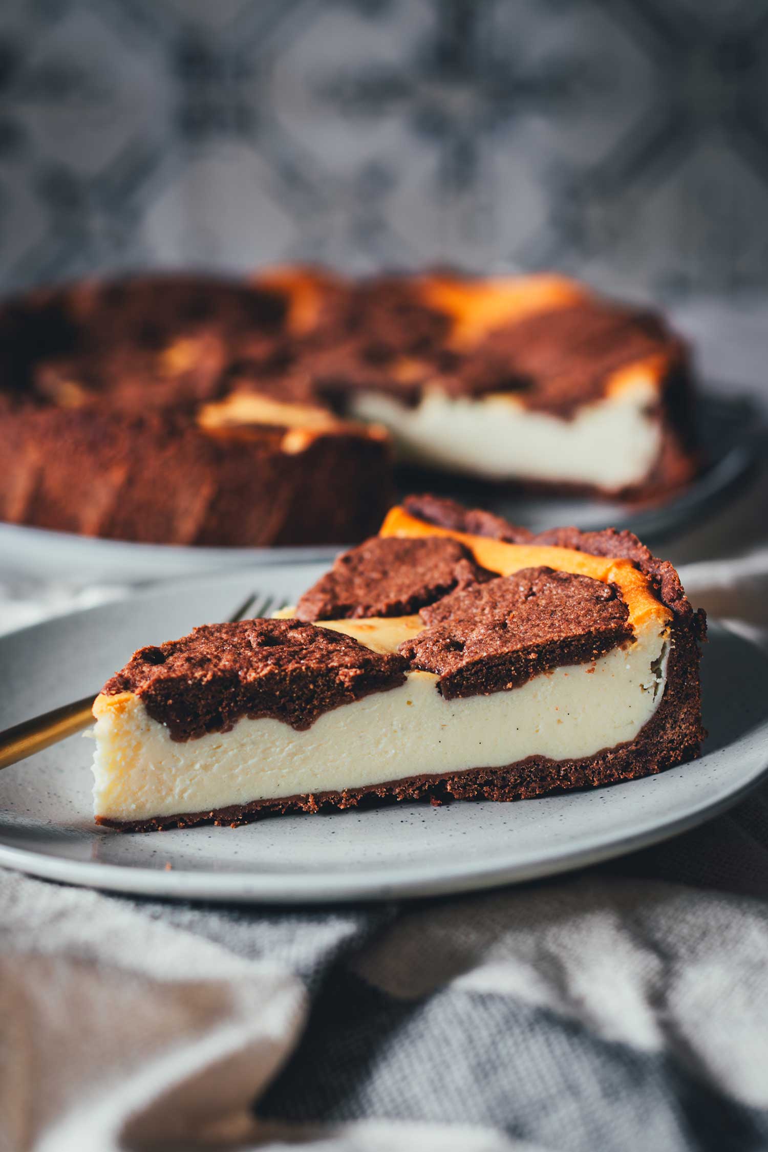 Russischer Zupfkuchen im Anschnitt mit Schokoladenboden und Quarkcreme
