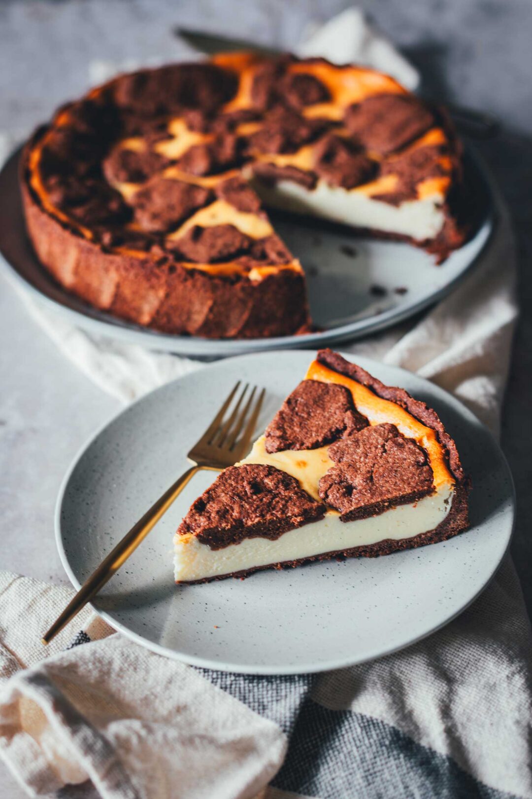 Russischer Zupfkuchen mit Magerquark angeschnitten auf Teller