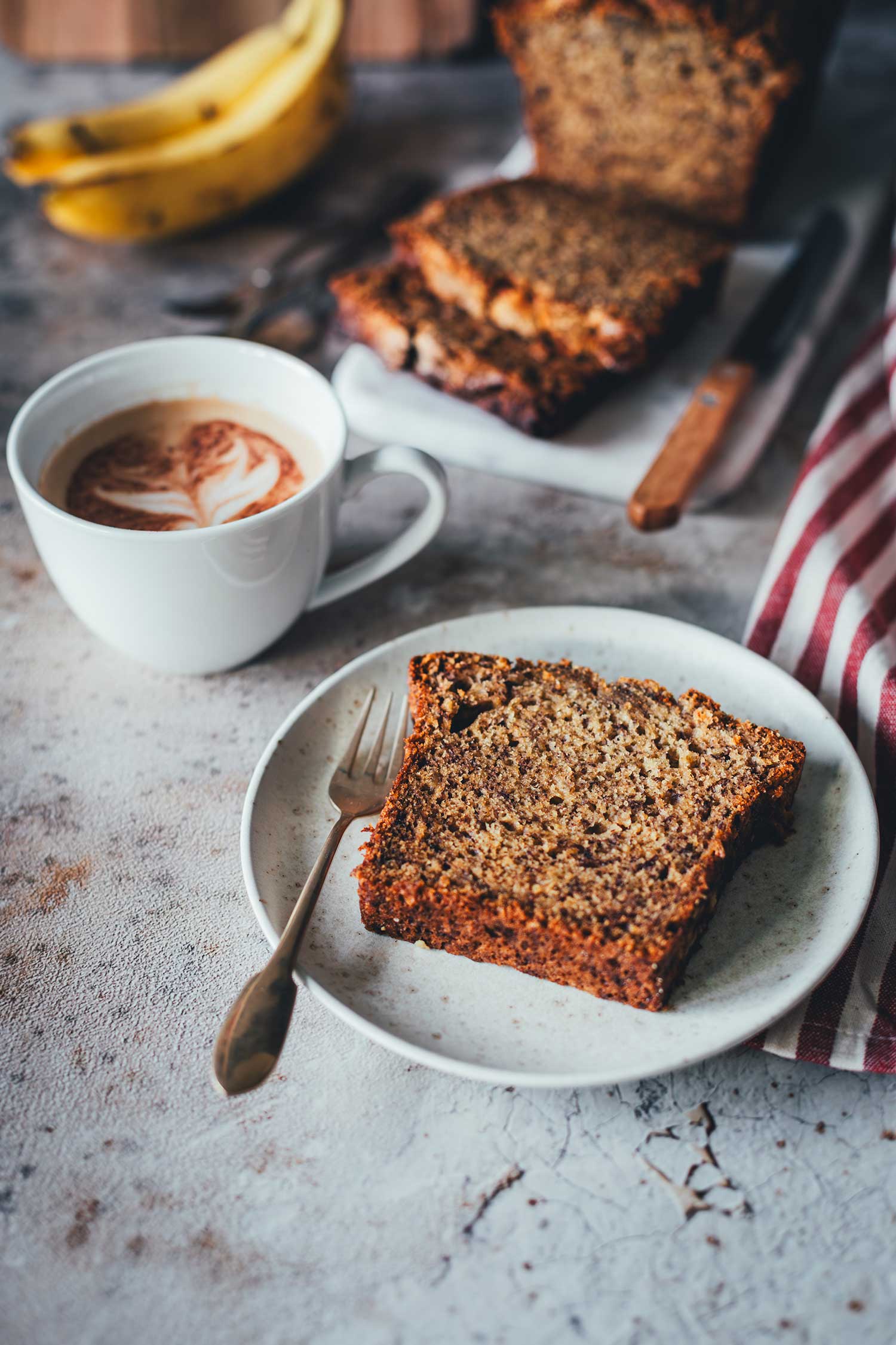 Saftiges amerikanisches Bananenbrot mit goldbrauner Kruste