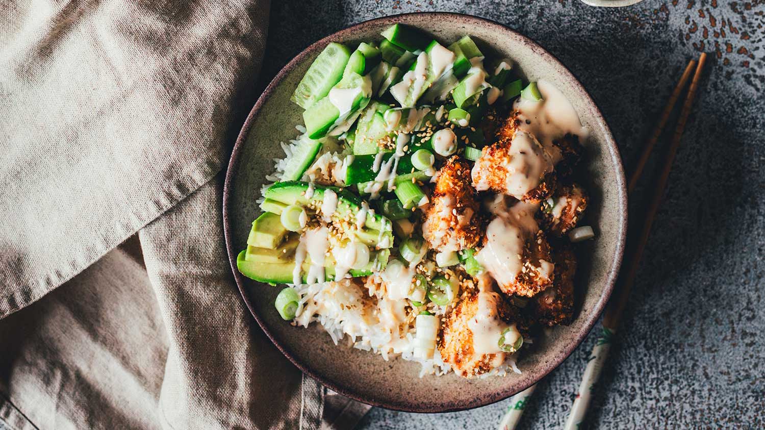 Vollständige Crispy Lachs Bowl mit Avocado, Gurke und knusprigen Lachswürfeln aus dem Airfryer im 16:9 Querformat